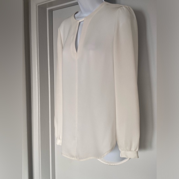 RAG & BONE white long sleeve blouse, V cut out at neck w/ snap closure Sz sm - Picture 2 of 6